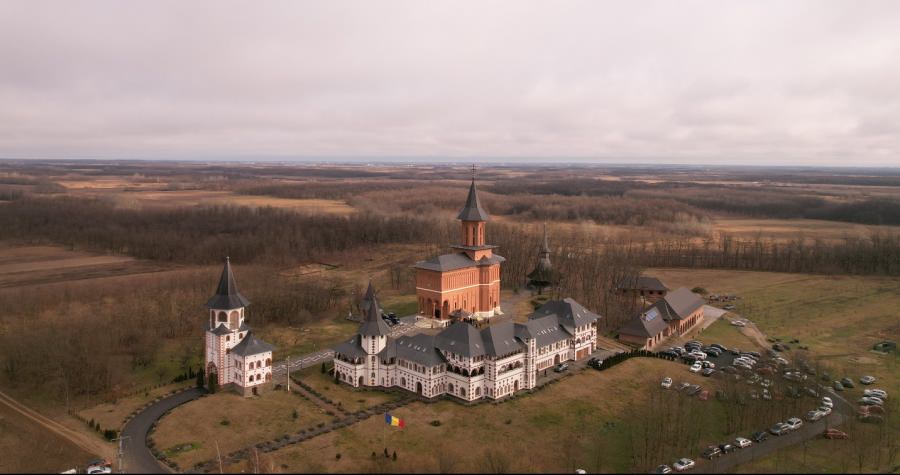 PS Iustin și PS Timotei Sătmăreanul au participat la hramul de iarnă al Mănăstirii Scărișoara Nouă