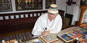 Maramureșeanul Ioan Borlean, un maestru al picturii icoanelor pe sticlă; Centrul Cultural Pastoral „Sfântul Iosif Mărturisitorul” din Sighet găzduiește expoziția sa