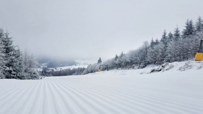 Hai afară la zăpadă! Condiții prielnice pentru schi pe Pârtia Izvoare