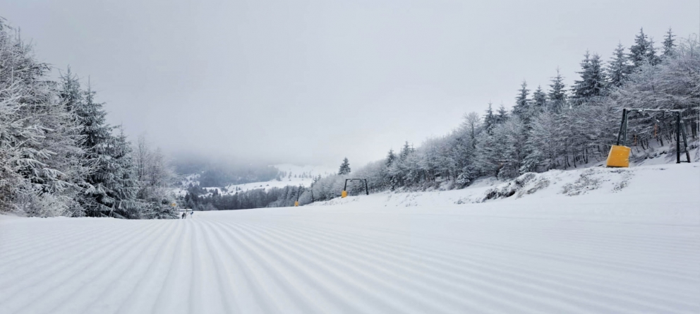 Hai afară la zăpadă! Condiții prielnice pentru schi pe Pârtia Izvoare