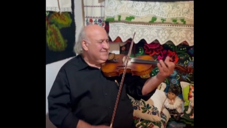 Cântă în cele mai mari orchestre ale lumii, dar nu și-a uitat rădăcinile; George Tomoiagă din Moisei, despre muzica tradițională din Maramureș