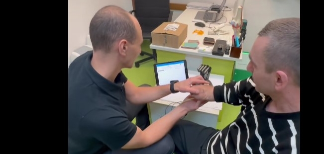 Visul se împlinește: Florin Zaharie, maramureșeanul fără antebrațe, își poate cumpăra prima proteză bionică