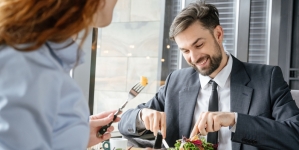 Pauza de masă obligatorie, după 6 ore de lucru