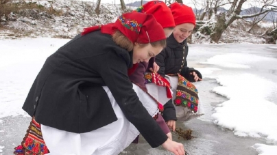 Obiceiuri din Ajunul Bobotezei. Cum își aflau fetele de măritat, ursitul