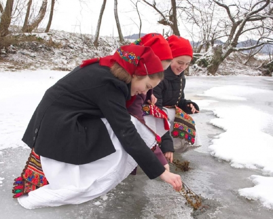Obiceiuri din Ajunul Bobotezei. Cum își aflau fetele de măritat, ursitul