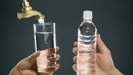 Care e mai sănătoasă, apa de la robinet sau cea îmbuteliată?