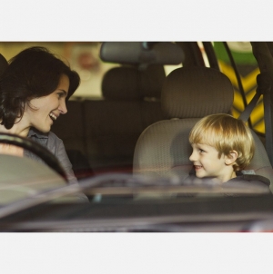 La ce vârstă pot călători copiii pe scaunul din față al mașinii