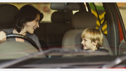 La ce vârstă pot călători copiii pe scaunul din față al mașinii