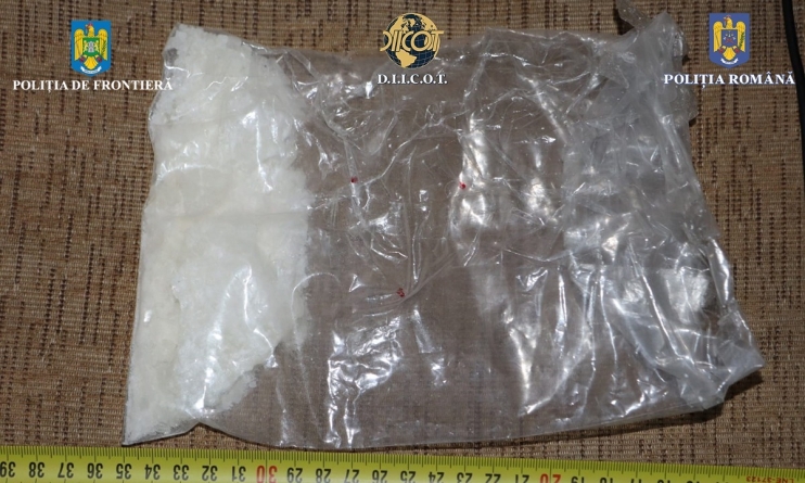 Doi tineri, cercetați pentru trafic de droguri de mare risc