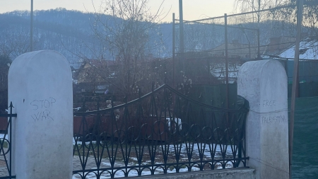 Gardul sinagogii din Sighet, vandalizat de o maramureșeancă ce s-a convertit la islam