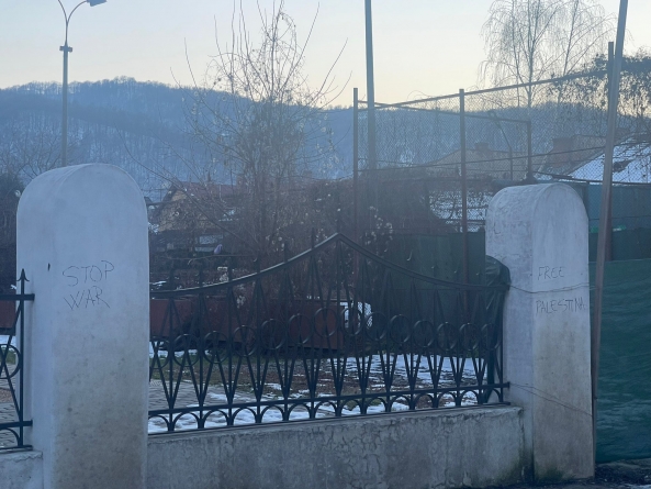 Gardul sinagogii din Sighet, vandalizat de o maramureșeancă ce s-a convertit la islam