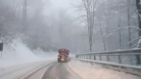 Se circulă în condiții de iarnă în Pasul Gutâi VIDEO