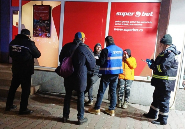 Cinci persoane fără adăpost, transportate la un azil de noapte din Baia Mare