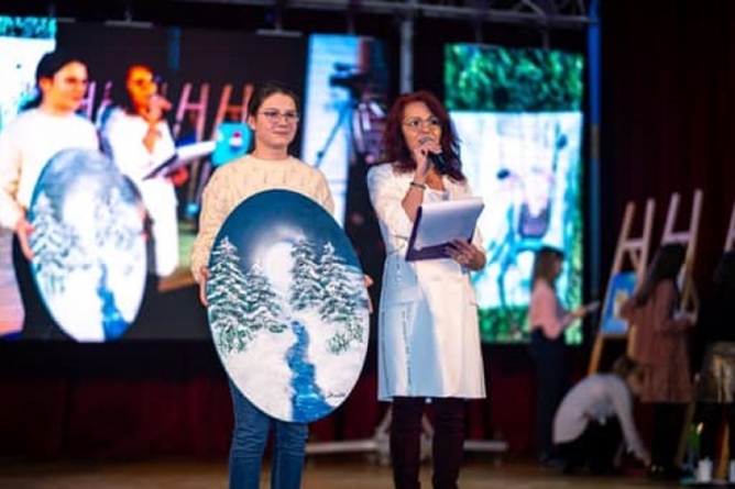 Seară magică, marcată de cifra „7” la Borșa. Șapte ani de existență a Cercului de pictură condus de Irina Doce