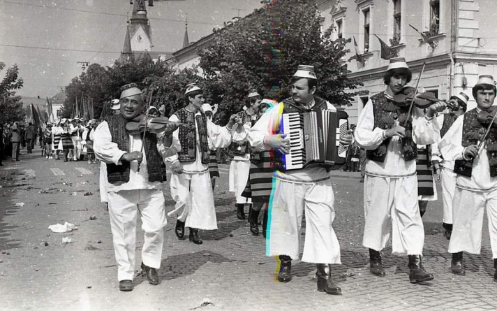 Maramureșul de altă dată. Ansamblul Mara și unul dintre cei mai valoroși violoniși din județ, în anii ’70
