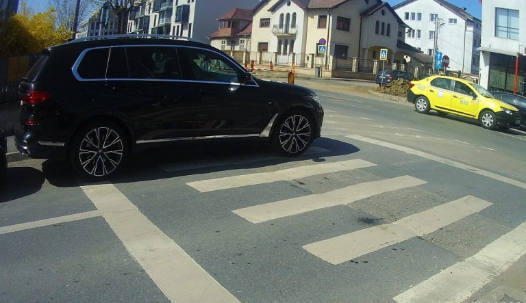 Este legal să oprim mașina, înainte sau după trecerea de pietoni?