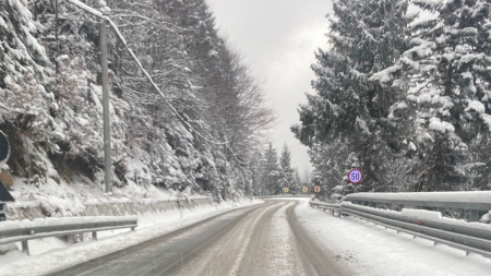 Se circulă în condiții de iarnă în Pasul Gutâi