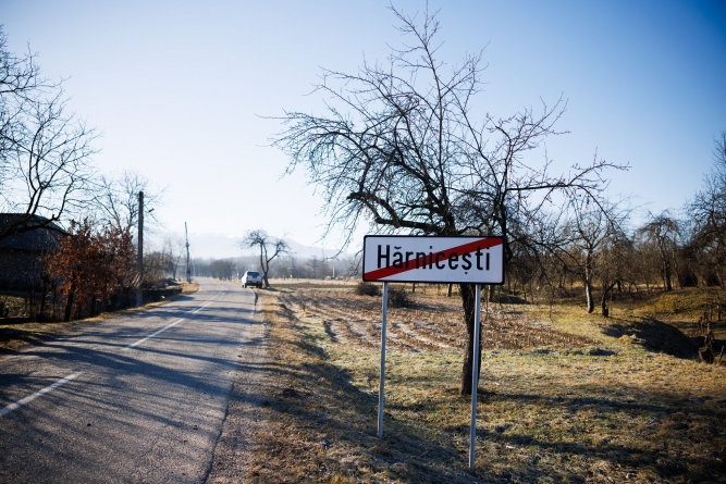 Bani pentru reabilitarea drumurilor. DJ 185 Ocna Șugatag-Hărnicești, primul tronson care intră în reabilitare