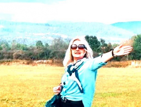 Confesiunile unui suflet flămând de poezie. Pușa Teleptean: De mică am cochetat cu poezia. Am scris frânturi de versuri și povestiri care au rămas nepublicate