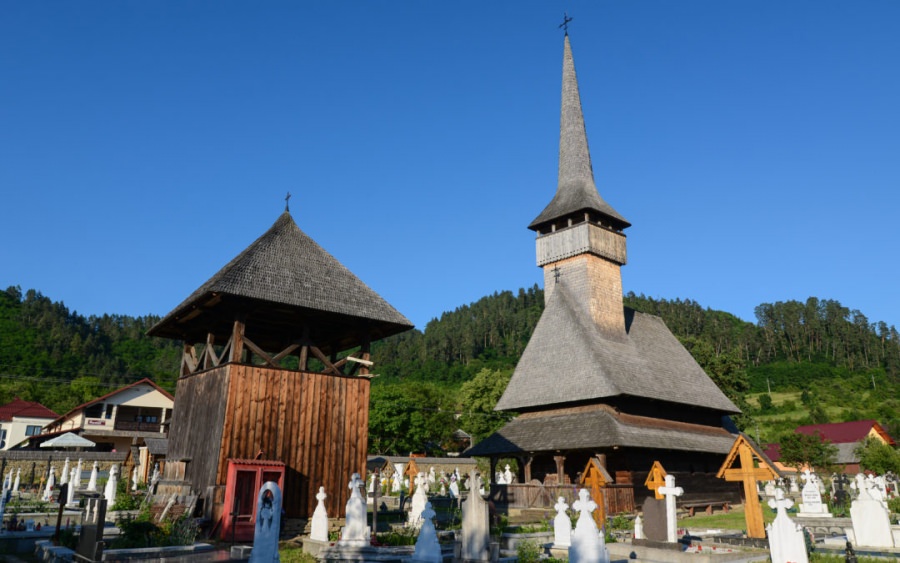 Biserica veche din Rozavlea, cel mai luminos lăcaș sfânt din Maramureș