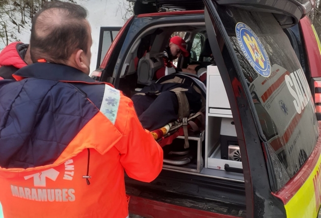Salvamontiștii au intervenit pentru a ajuta un bătrân bolnav, aflat într-o zonă greu accesibilă