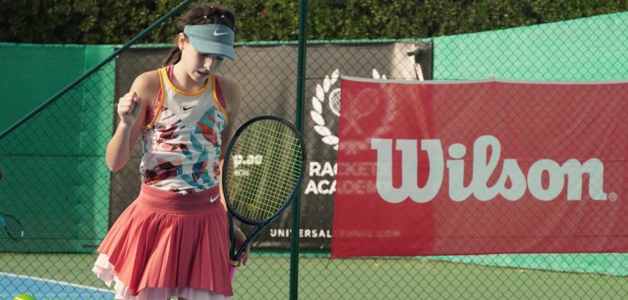 Maramureșeanca Sara Nicole Sitar, în elita tenisului: Două medalii obținute la două categorii deosebite, tocmai la Dubai, de ”micuța Halep”