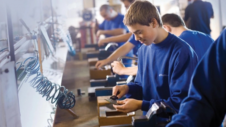 De ce ar opta elevii pentru  învățământul dual