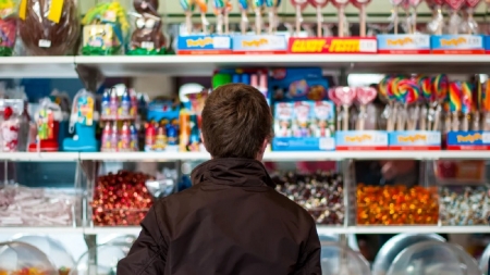 Sucurile cu zahăr și dulciurile, mai scumpe în Noul An