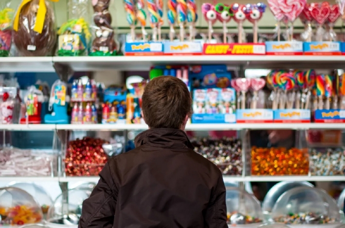 Sucurile cu zahăr și dulciurile, mai scumpe în Noul An