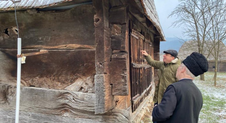 Părintele Marius N. Lauruc și istoricul Teofil Ivanciuc, despre redescoperirea uneia dintre cele mai vechi biserici de lemn ale ucrainenilor din România