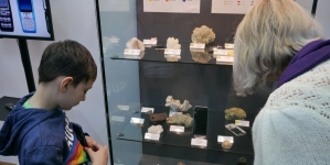 Expoziția „Telefoanele mobile și mineralele lor” a ajuns la Piatra Neamț