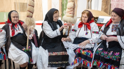 „Șezătoare la muzeu”: Dragostea pentru tradiție și meșteșuguri străvechi reunește iar maramureșenii la Muzeul de Etnografie și Artă Populară din Baia Mare