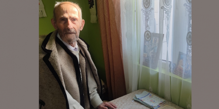 Nea Vasile, printre ultimii maramureșeni care îmbracă zi de zi costumul bărbătesc tradițional