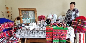 Meșterul popular Ioana Cosma din Rogoz realizează costume și podoabe tradiționale de o rară frumusețe