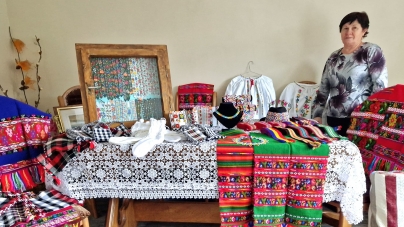 Meșterul popular Ioana Cosma din Rogoz realizează costume și podoabe tradiționale de o rară frumusețe