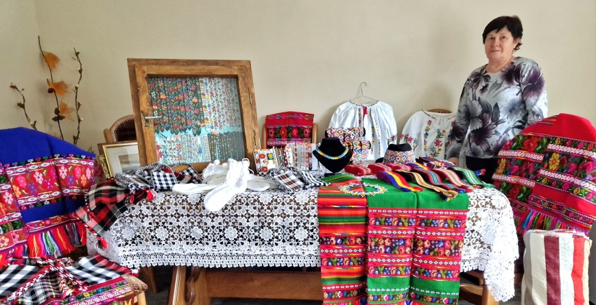 Meșterul popular Ioana Cosma din Rogoz realizează costume și podoabe tradiționale de o rară frumusețe