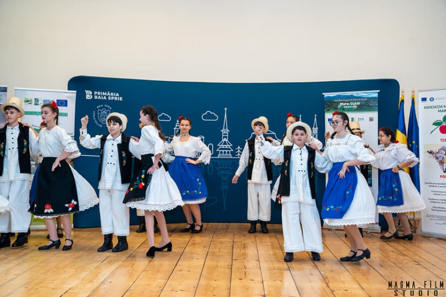 Căminul Cultural din Chiuzbaia a fost inaugurat; Un frumos spectacol folcloric s-a organizat cu acest prilej