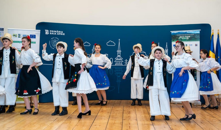 Căminul Cultural din Chiuzbaia a fost inaugurat; Un frumos spectacol folcloric s-a organizat cu acest prilej