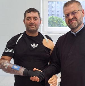 Vis împlinit: Au fost achiziționate proteze pentru bărbatul din Lăpușel care și-a pierdut mâna dreaptă, antebrațul și o parte din piciorul stâng în urma unui accident
