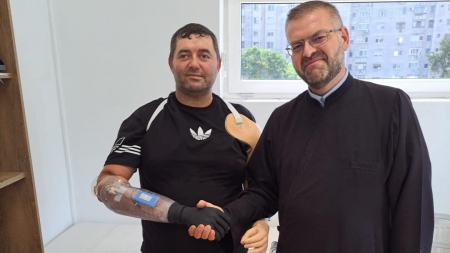 Vis împlinit: Au fost achiziționate proteze pentru bărbatul din Lăpușel care și-a pierdut mâna dreaptă, antebrațul și o parte din piciorul stâng în urma unui accident