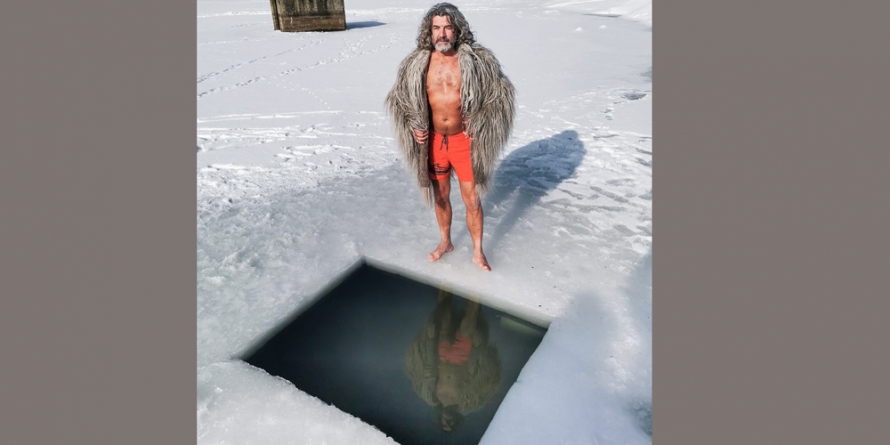 Experiență inedită: Olarul Daniel Leș a făcut baie la copcă la Mogoșa