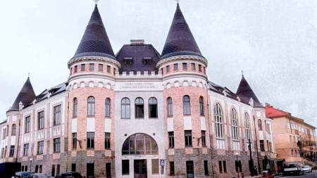 „Din drag pentru mama”: Expoziție de pictură pe sticlă și momente artistice susținute de Elevii Colegiului Național Pedagogic „Regele Ferdinand” din Sighetu Marmației