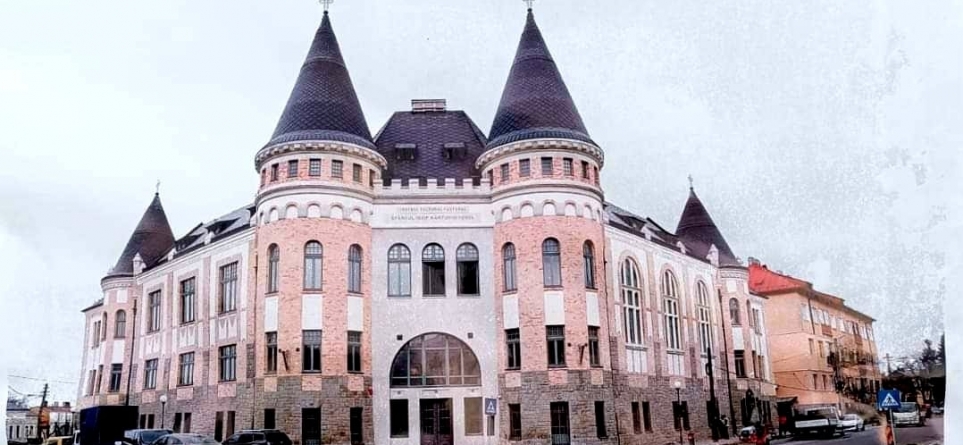 „Din drag pentru mama”: Expoziție de pictură pe sticlă și momente artistice susținute de Elevii Colegiului Național Pedagogic „Regele Ferdinand” din Sighetu Marmației