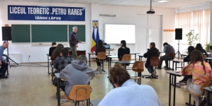 Doi profesori de la Universitatea Transilvania din Brașov le-au oferit liceenilor de la „Petru Rareș” Târgu Lăpuș o experiență educativă inedită
