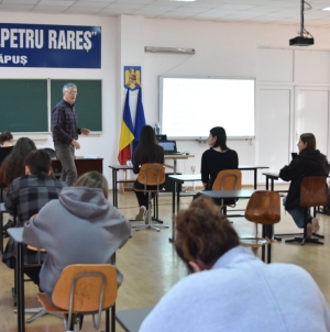 Doi profesori de la Universitatea Transilvania din Brașov le-au oferit liceenilor de la „Petru Rareș” Târgu Lăpuș o experiență educativă inedită