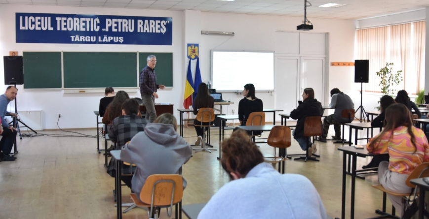 Doi profesori de la Universitatea Transilvania din Brașov le-au oferit liceenilor de la „Petru Rareș” Târgu Lăpuș o experiență educativă inedită