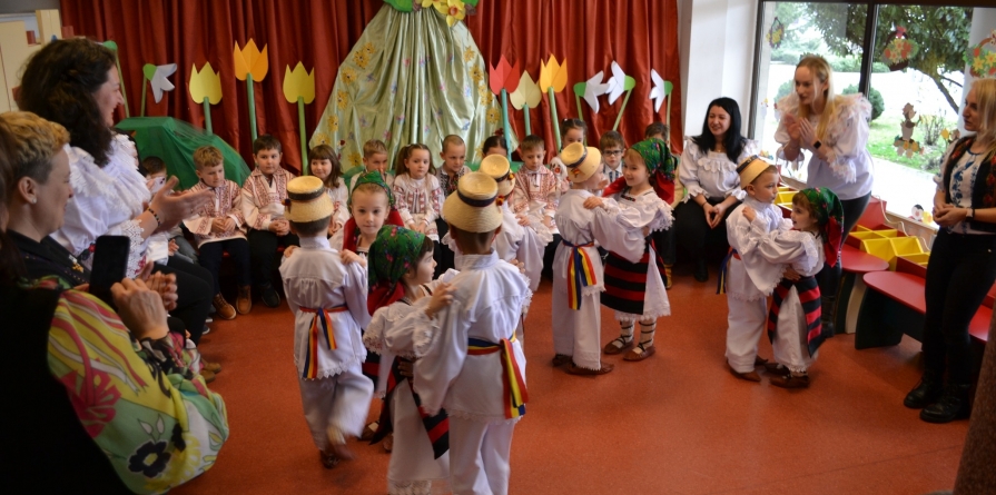„Comori din satul bunicilor” la Biblioteca Județeană; Preșcolarii au realizat frumoase lucrări și au prezentat un moment tradițional