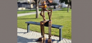 Lucrarea de artă ”Bătrânețe” a fost amplasată într-un parc din Baia Sprie; Un omagiu adus vârstei a treia