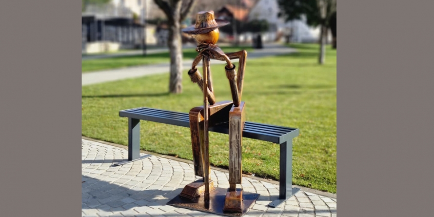 Lucrarea de artă ”Bătrânețe” a fost amplasată într-un parc din Baia Sprie; Un omagiu adus vârstei a treia