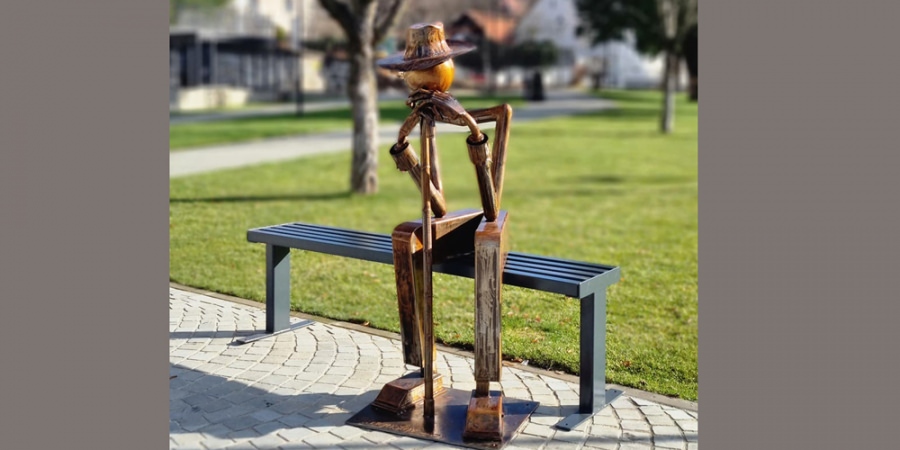 Lucrarea de artă ”Bătrânețe” a fost amplasată într-un parc din Baia Sprie; Un omagiu adus vârstei a treia